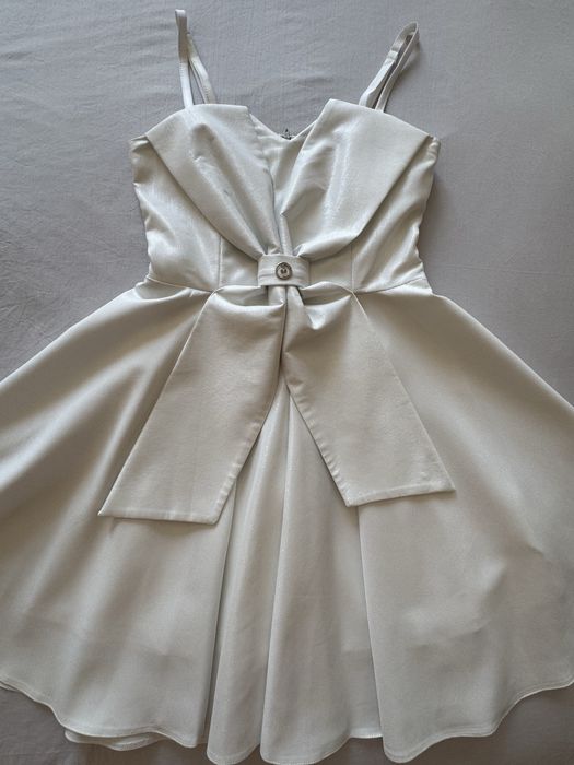 Lucy рокля бяла, елегантна и къса