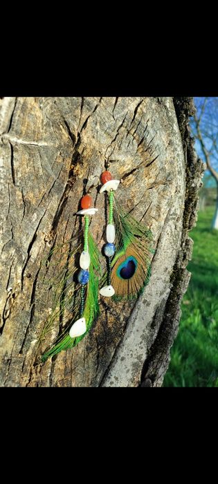 Bijuterii handmade  
Cristale, pene, scoici și suf