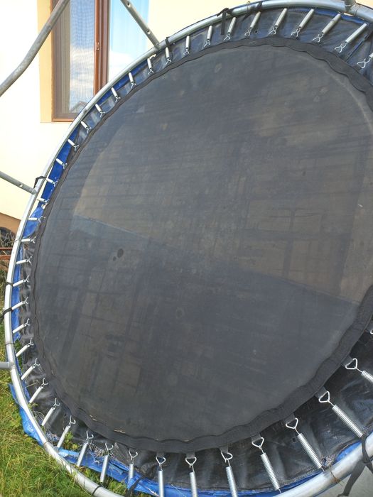 Vând trambulina 2.4 m