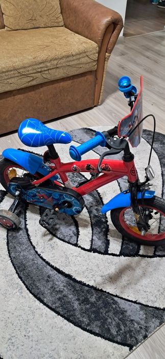 Vând o tricicletă pentru copii 1-3 ani și două biciclete  .