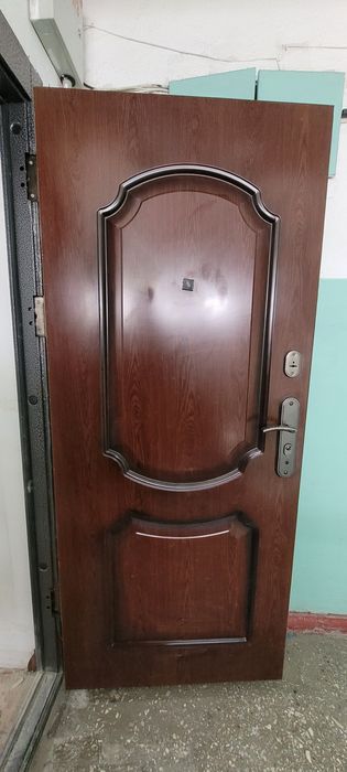 Продам металлическую дверь.