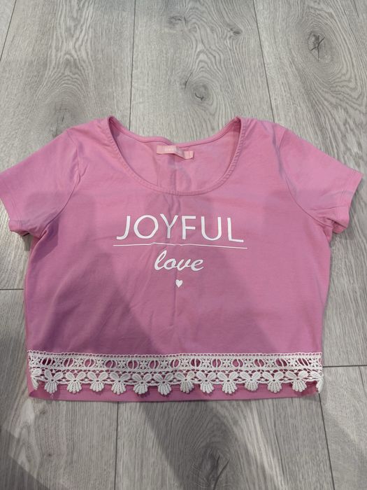 черни къси панталони и розова блузка