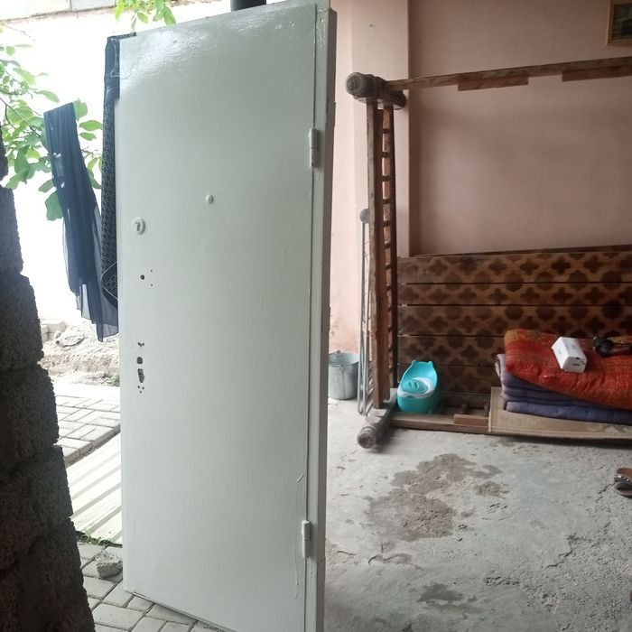 Temir metali qalin bogan eshik