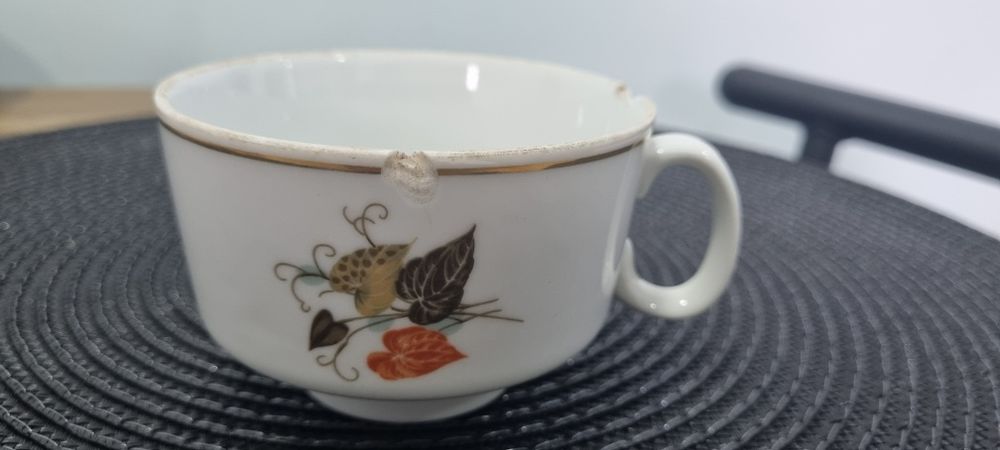 Български порцеланови чинии и чаши