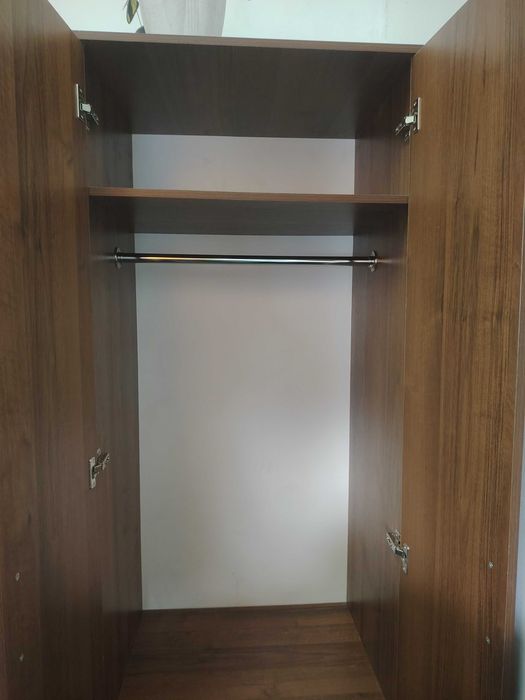 Шкаф для одежды, на вешалках