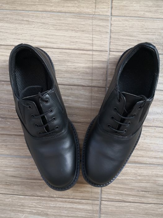 Vând  ghete și pantofi  din piele.