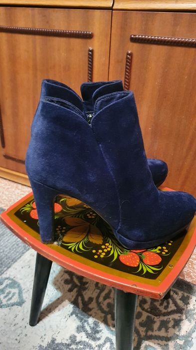 Продам женские ботинки