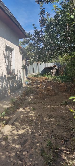 Къща с двор в град Крън