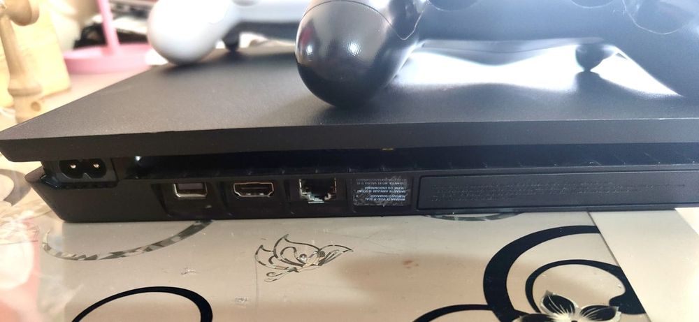 Vând PS4 + 9 jocuri