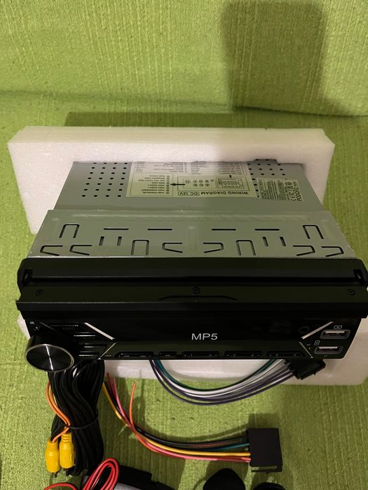Vând  radio cd auto cu ecran retractabil ,telecomanda