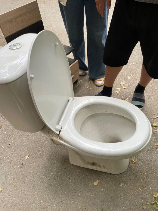 Унитаз б/у,  целый,  просто помыть надо.