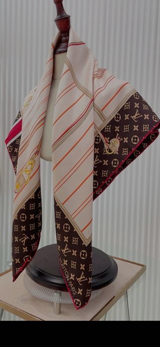 Eșarfe Louis Vuitton, model 2026, 100% mătase, 90x90cm, preț fix