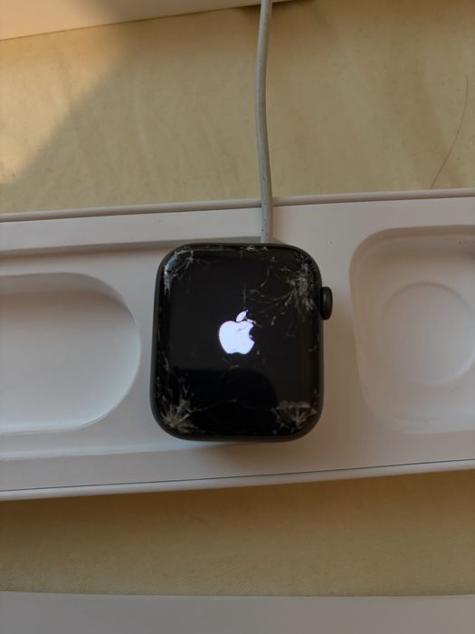 Продаю Apple Watch SE 2 с разбитым стеклом