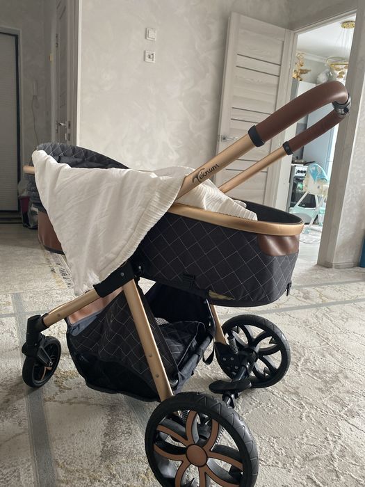 Продам коляску за 15000 находится район бульвар