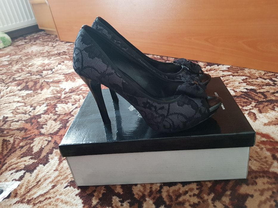 Стилни дамски обувки с дантела