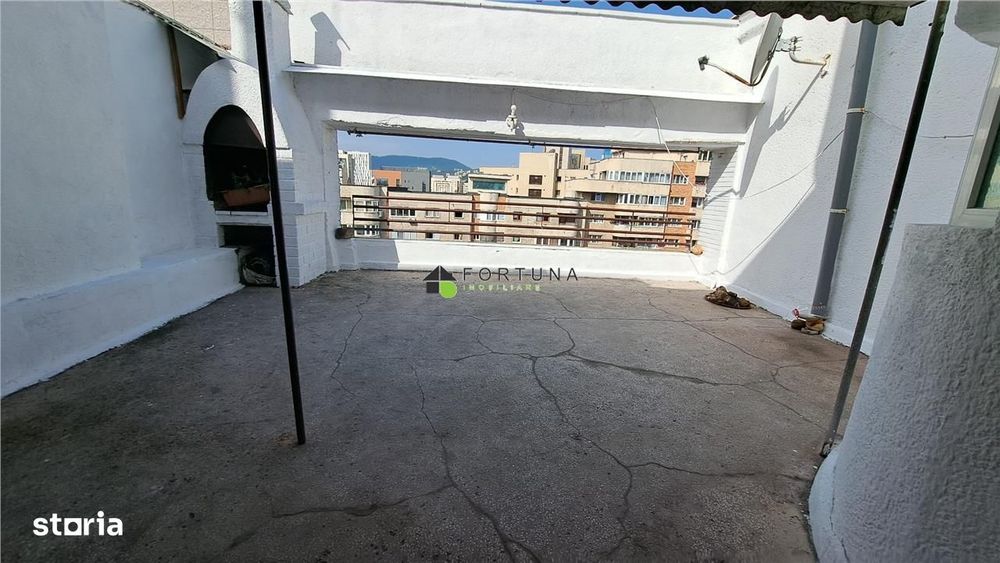 Penthouse 4 camere, mobilat si utilat modest, strada Toamnei