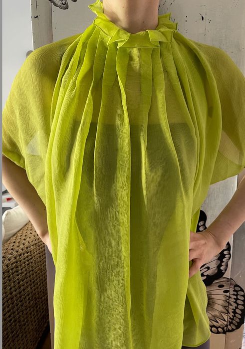 Top verde-fistic cu spatele gol - o piesa cadou superba