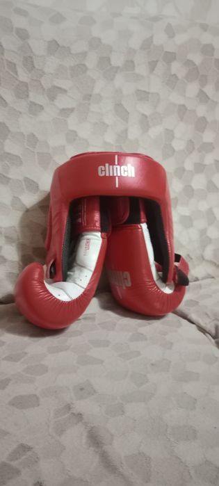 Боксерские перчатки и шлем