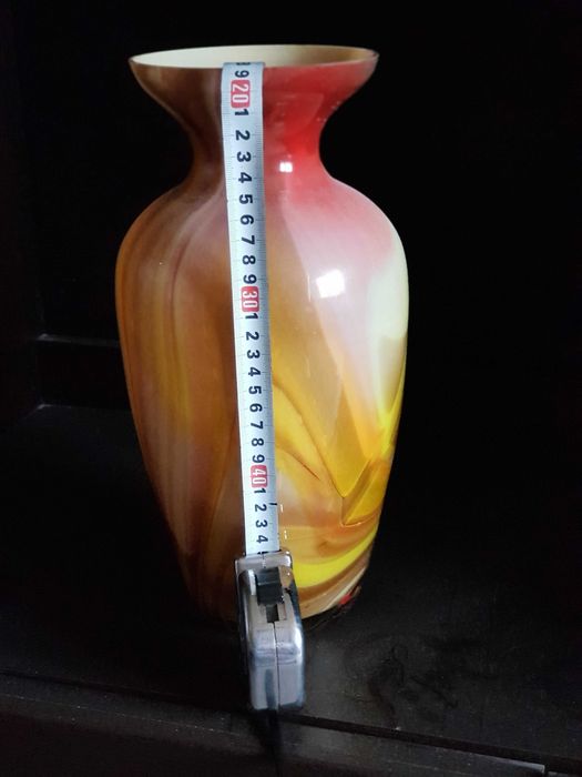 Стара ваза от цветно стъкло