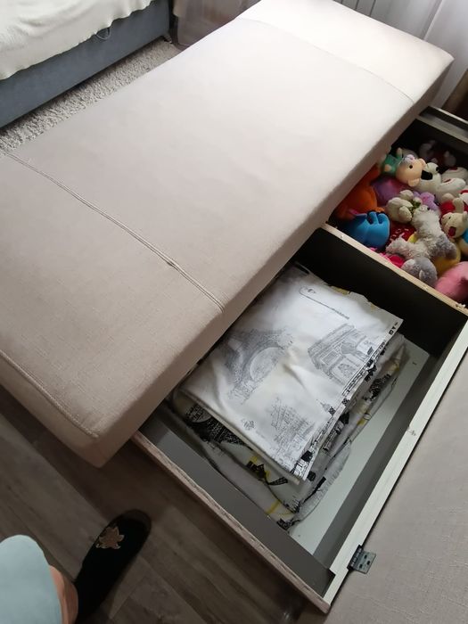 Продам тахту с двумя подушками