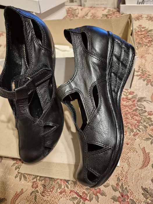 Нови черни обувки на платформа