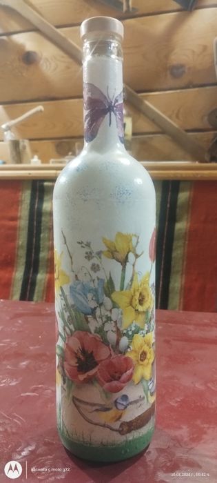 Стъклена бутилка с декупаж