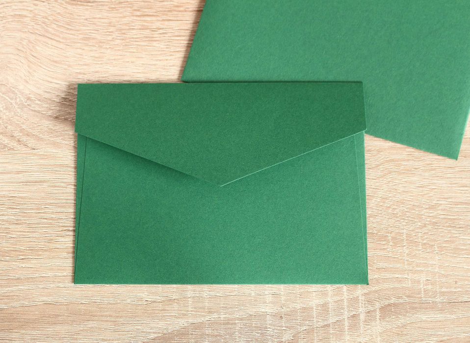 Цветни пликове за писма покани ваучери. Зелен син червен жълт черен