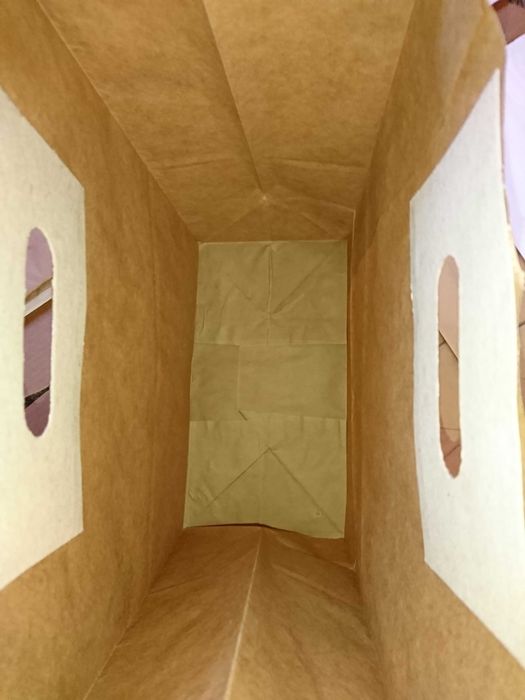 Sacose-pungi hartie cu maner decupat 14x7x21 cm.