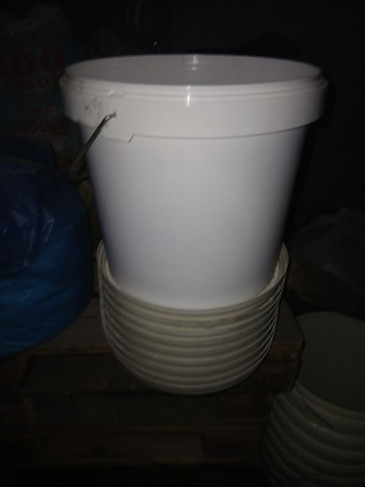 Ведра с крышкой. Пластик вместимост до 18 литров.