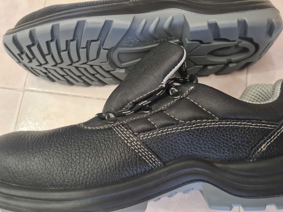 Защитни водонепромокаеми работни обувки 43 номер