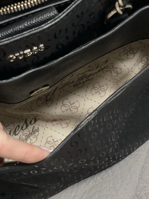 Чанта Guess черна лачена