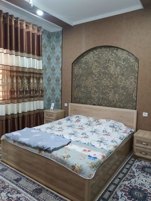 Угловой Мирдустим кучасида жойлашган 3 қаватли коттедж сотилади.