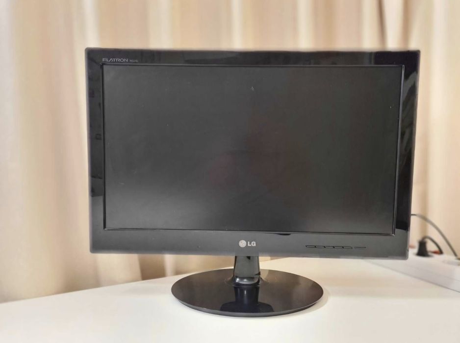Монитор LG Flatron W2240