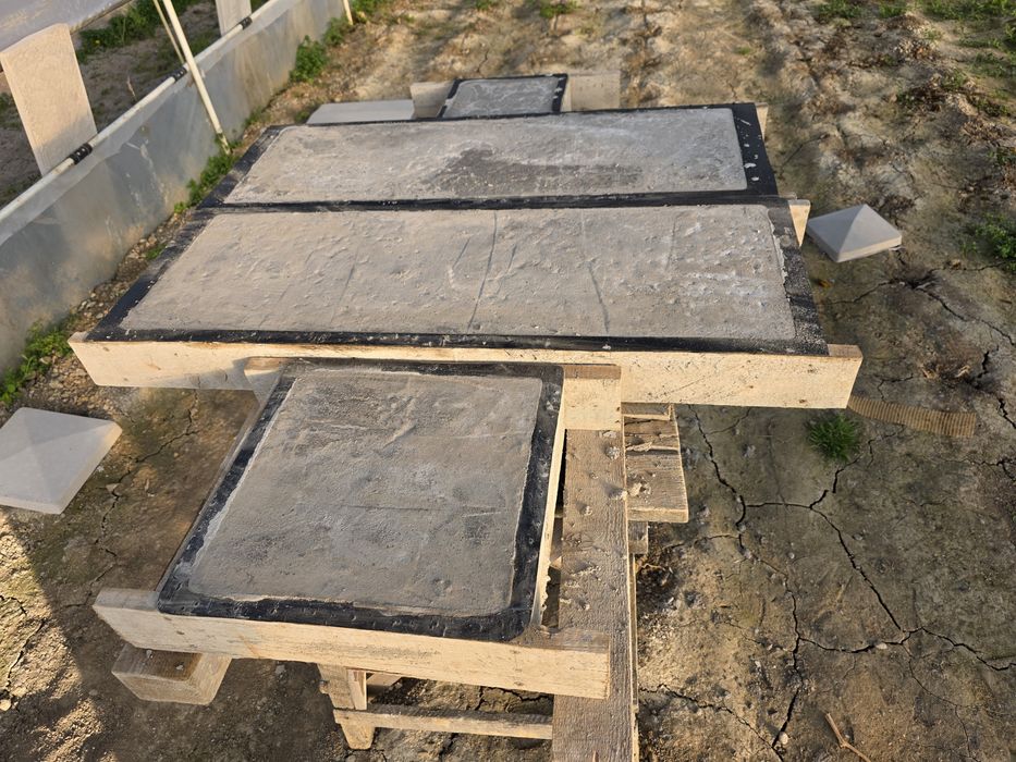 Vând 4  matrițe metal stalp, gard,2 matrițe coama gard,1 capac stalp!