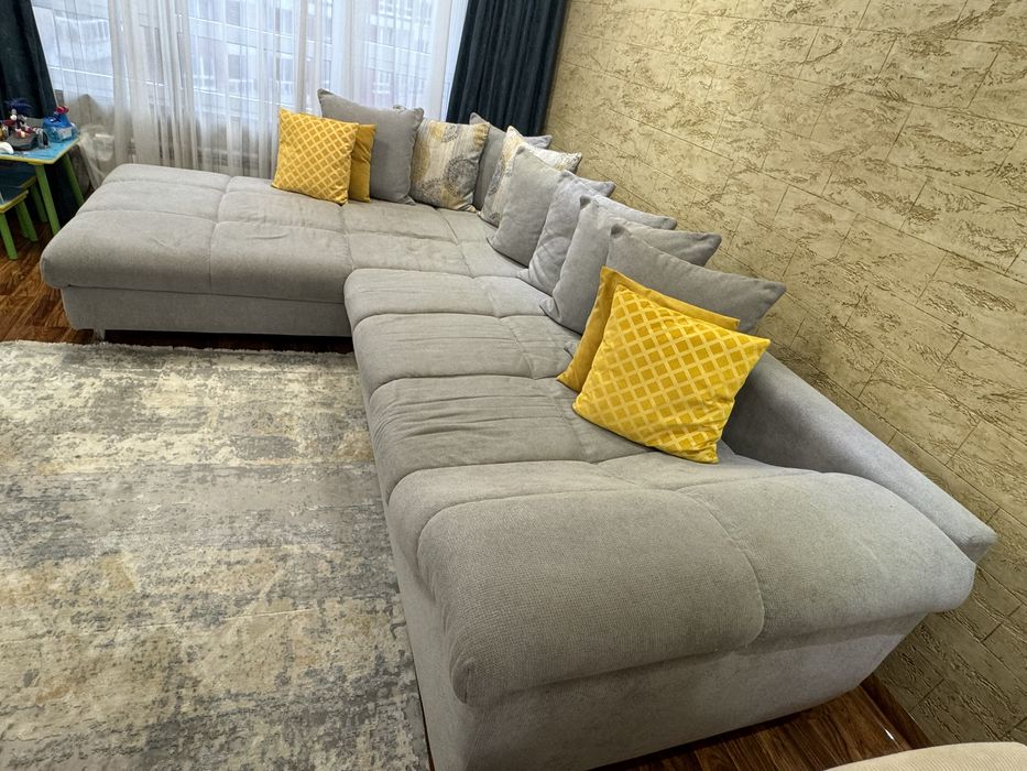 Сив ъглов диван с декоративни възглавници