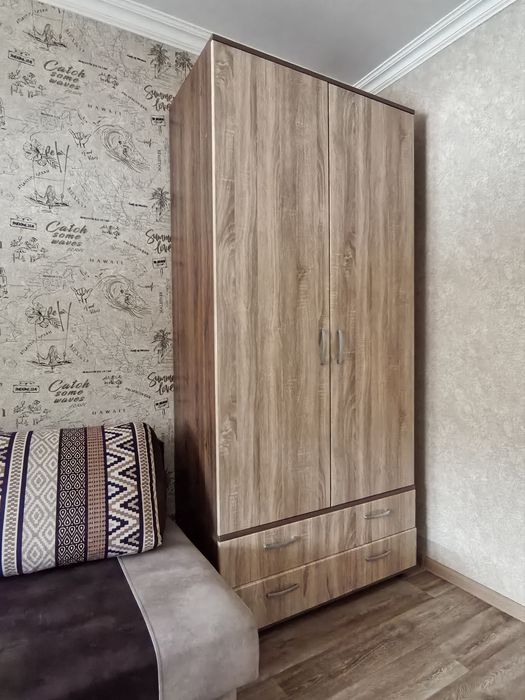 Шкаф плательный и стол