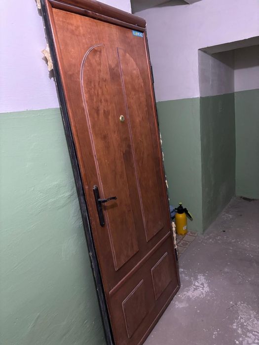 Продам входную дверь.