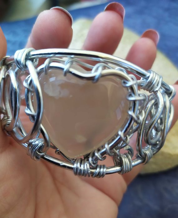 Ръчно изработени гривни от естествени кристали и бижутерска тел.