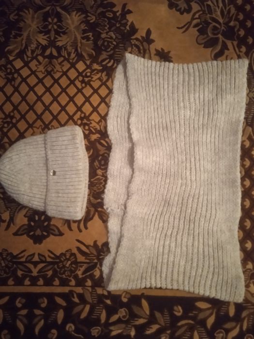 Продам набор, шарф с шапкой.