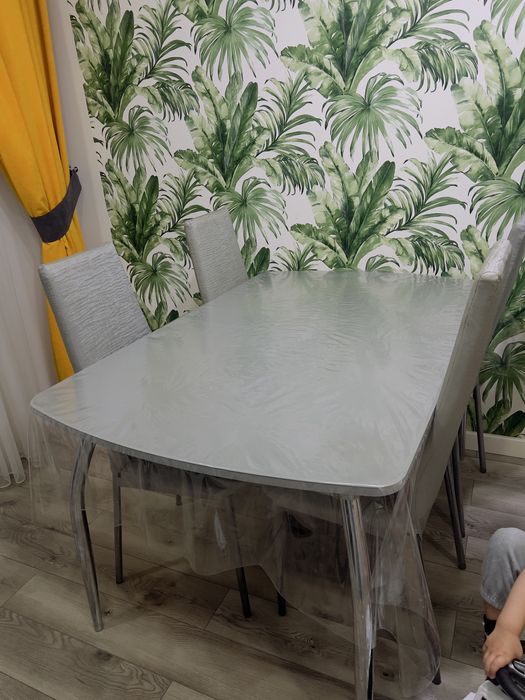 Кухонный стол с 4 стульями