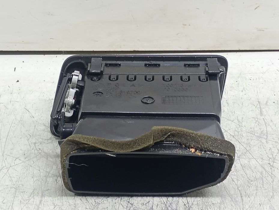 Grila ventilatie bord 3C1819702F Volkswagen Passat CC 1 (2008 - 2012) 2.0 CBAA