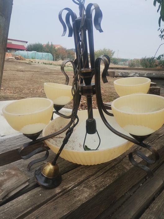 Vand două candelabre diferite pentru case inalte cu tresi patru brate, pretul este per bucată.