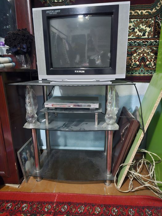 Телевизор подставкаси билан бирга сотилади