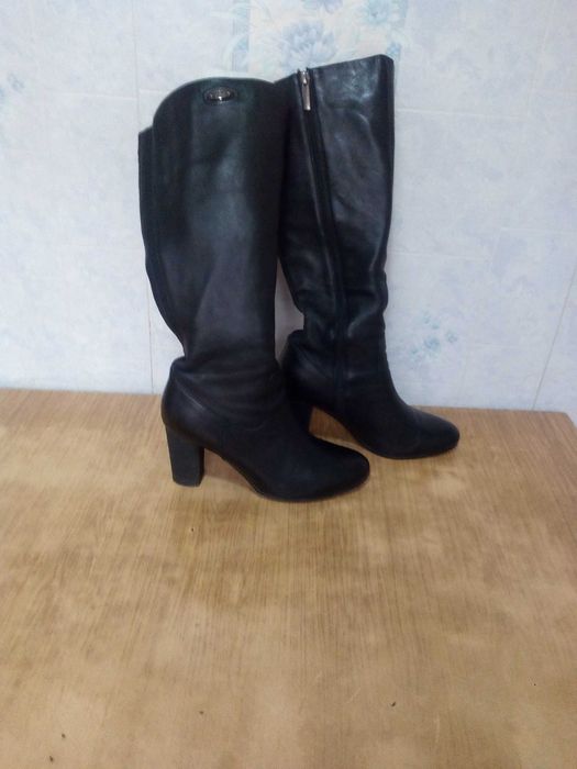 Продаются женские сапоги.