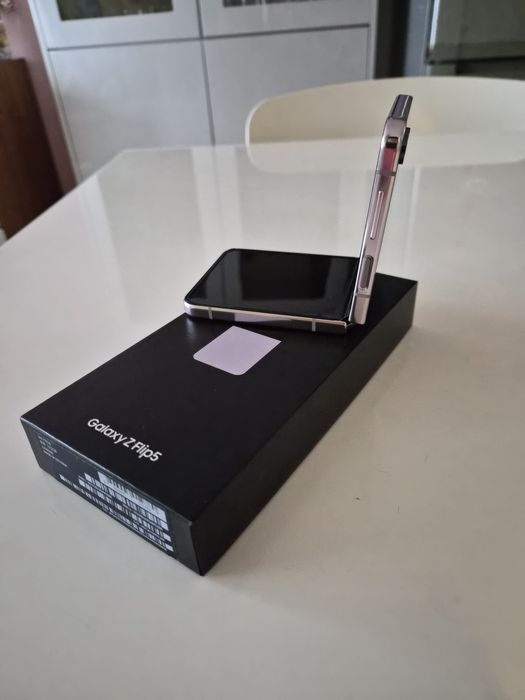 Samsung Galaxy Z Flip5 (8GB/512GB) – Като нов + Оригинален кейс