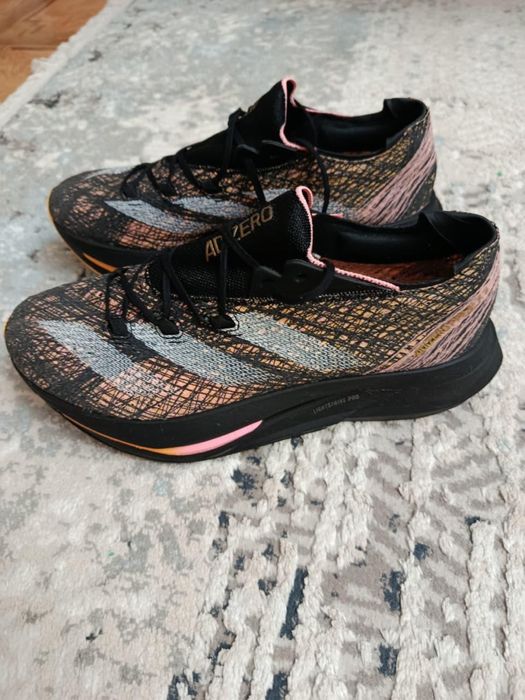 Кроссовки спортивные