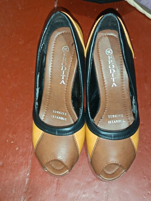 Ayollar oyoq kiyimlari