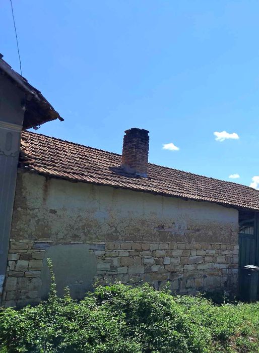 Двуетажна тухлена къща в село Лозен, общ. Стражица