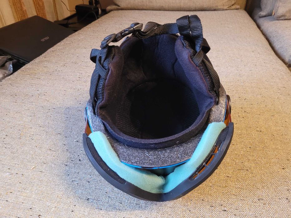 Продавам детски ски каска с визьор