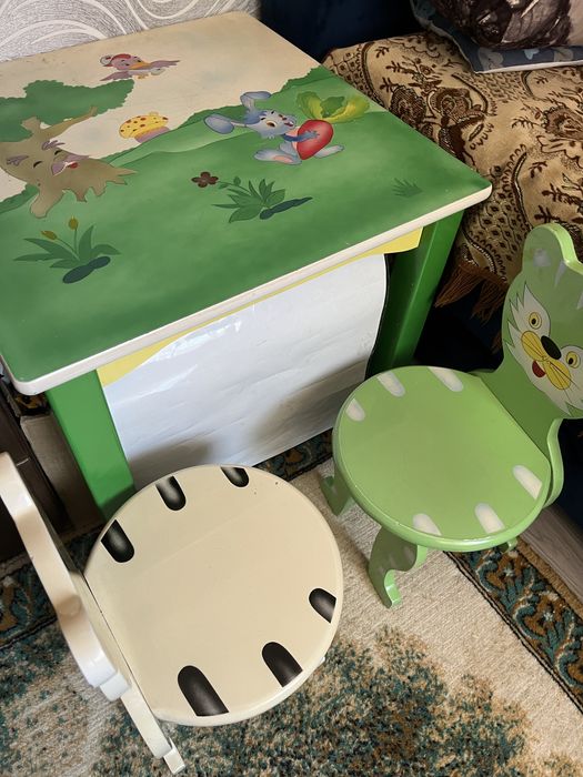 Продам детский столик и стульчики.